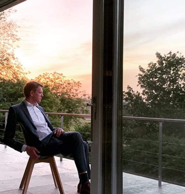 vakantiehuis vlaamse ardennen man op stoel